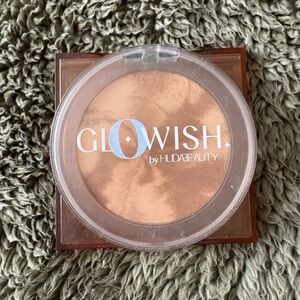 Huda Beauty glowish bronzer